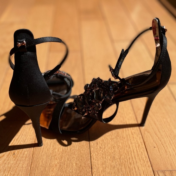 Gorgeous Brand New Ted Baker Liosa Strappy Jewelled Black Heels Shoes - Picture 5 of 16